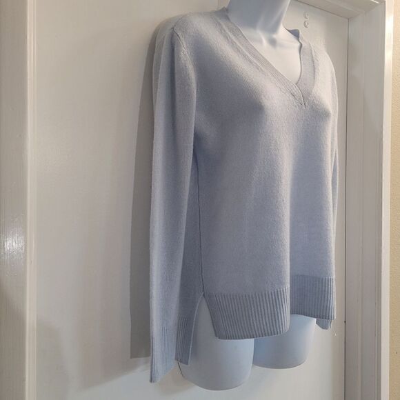 Saks fifth Avenue supersoft cashmere light blue periwinkle sweater - Picture 4 of 6